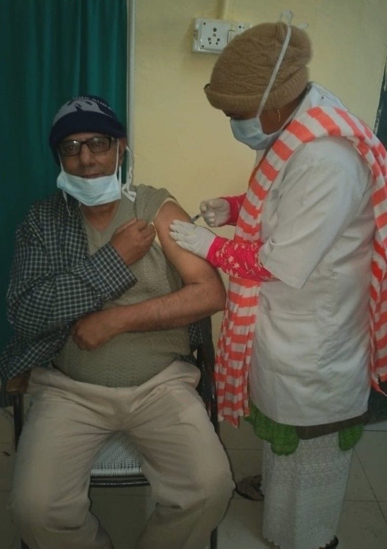 Hathras: Corona vaccine planted by 871 health workers including District Immunization Officer