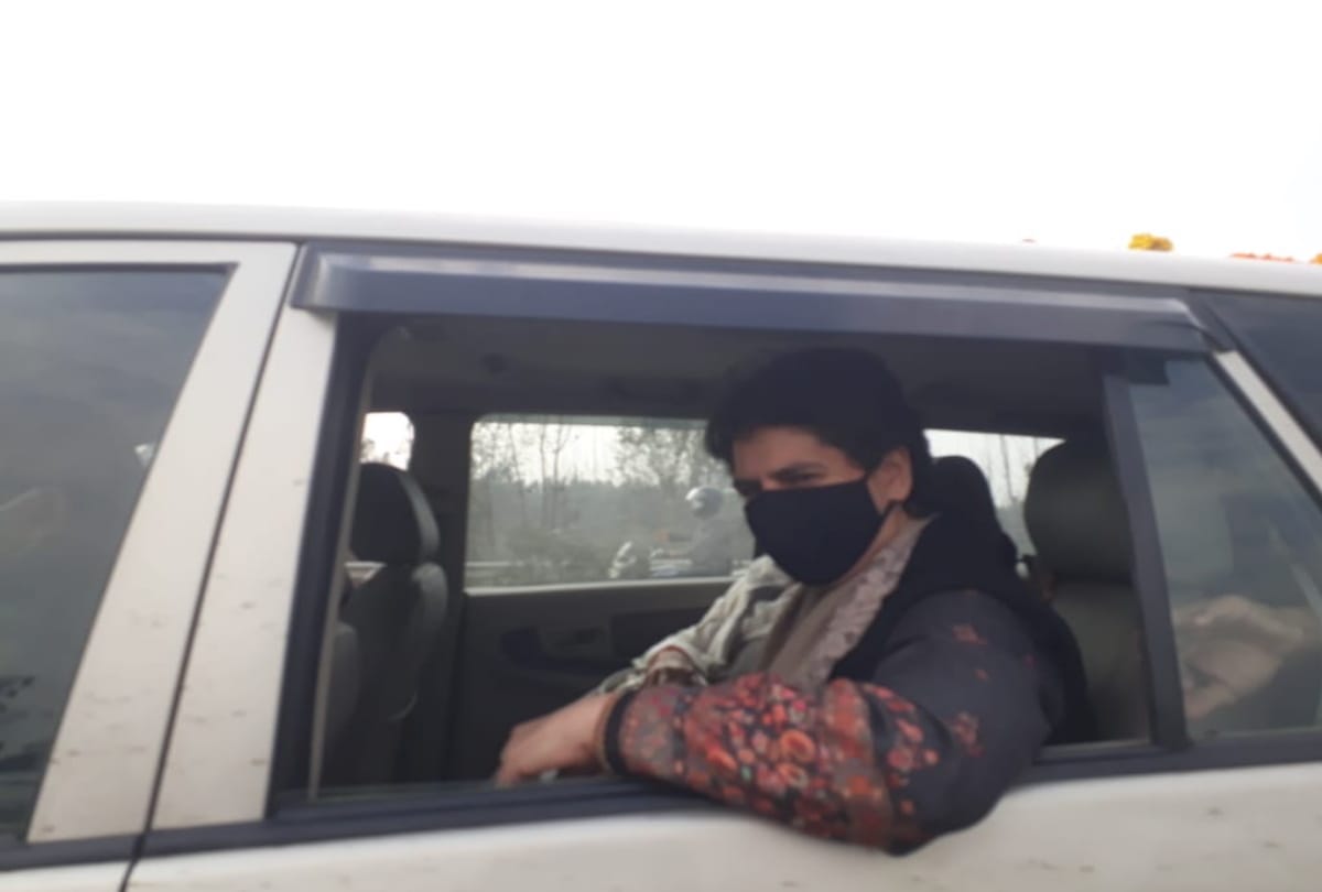 Priyanka gandhi cleaned her car windshield on way to rampur near hapur road
