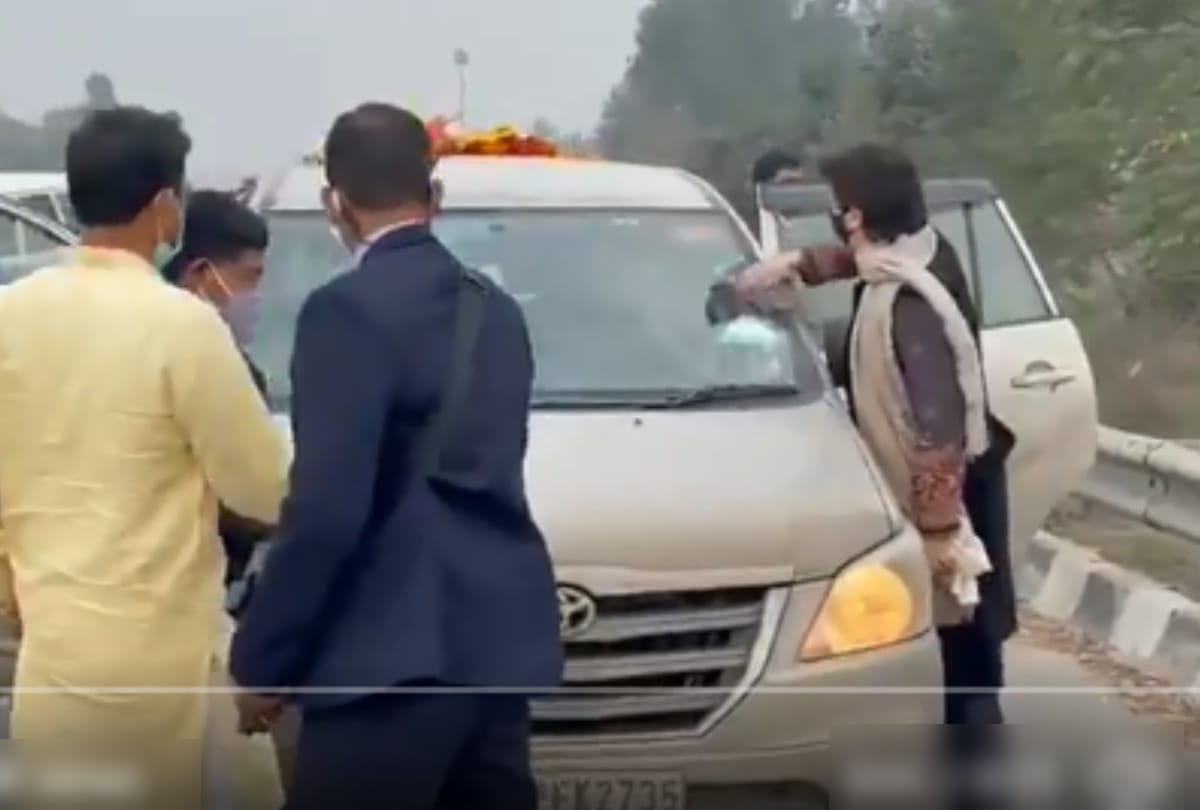 Priyanka gandhi cleaned her car windshield on way to rampur near hapur road