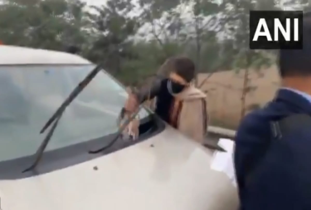 Priyanka gandhi cleaned her car windshield on way to rampur near hapur road