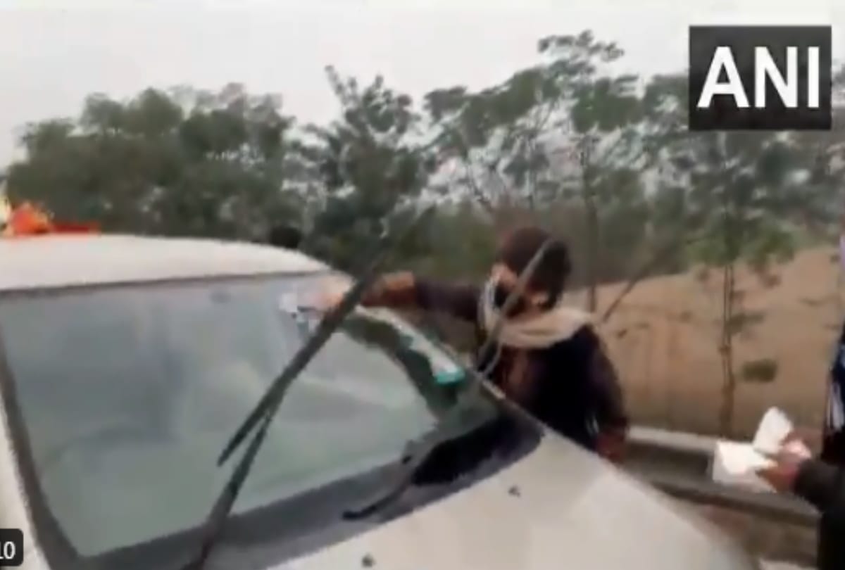 Priyanka gandhi cleaned her car windshield on way to rampur near hapur road