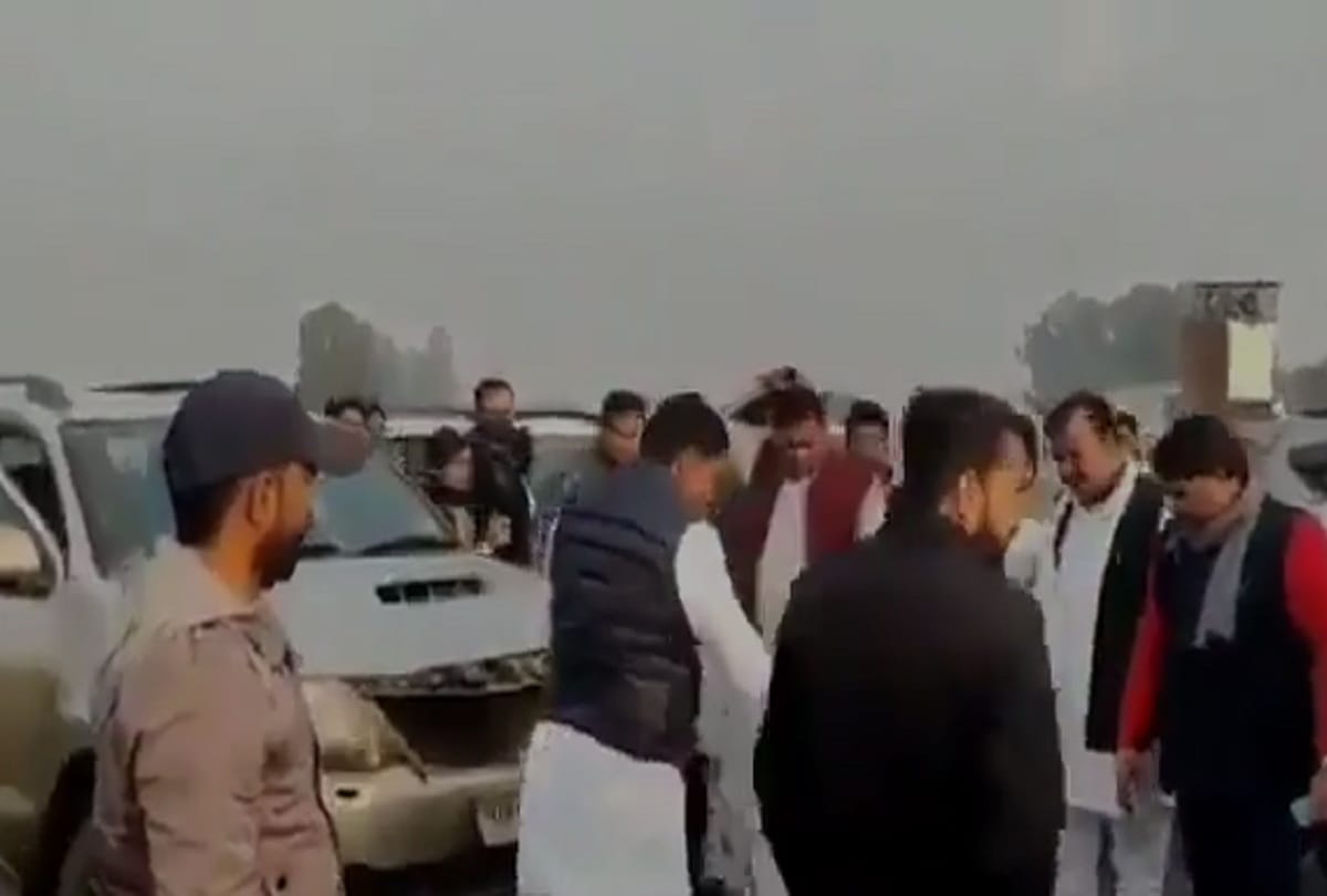Priyanka gandhi cleaned her car windshield on way to rampur near hapur road