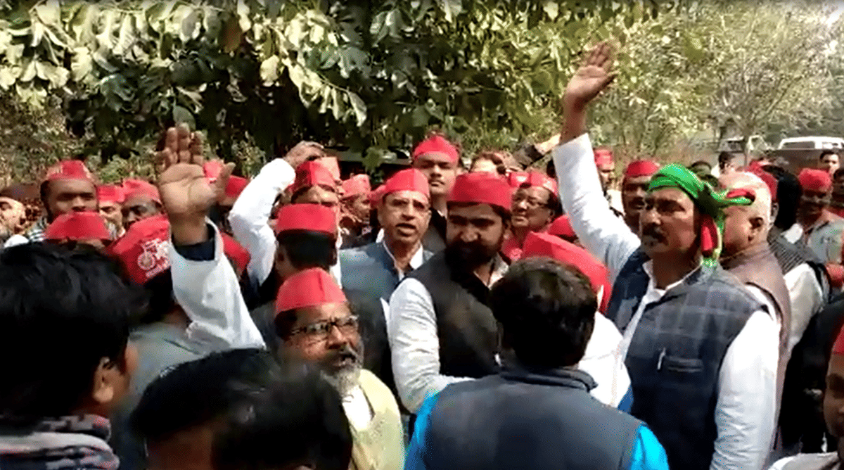 Samajwadi party leader beating case: SP activist meet City Magistrate warning of agitation if accused are not arrested 