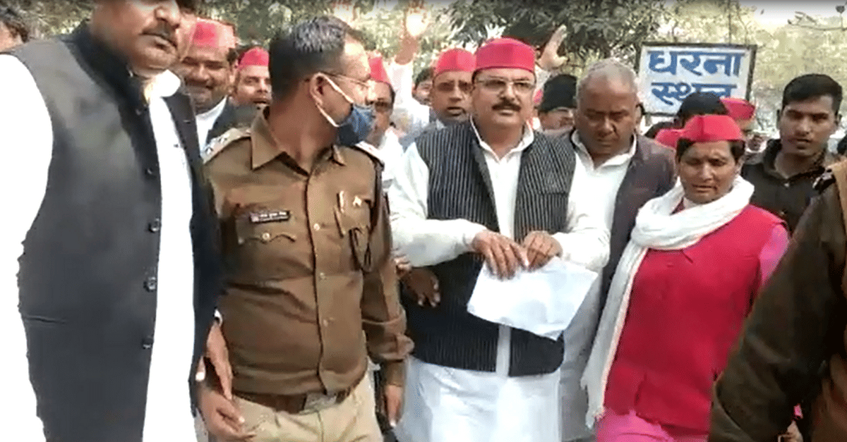 Samajwadi party leader beating case: SP activist meet City Magistrate warning of agitation if accused are not arrested 