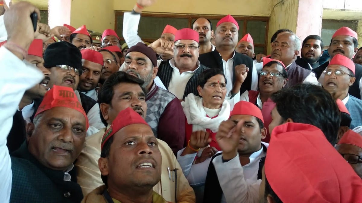 Samajwadi party leader beating case: SP activist meet City Magistrate warning of agitation if accused are not arrested 
