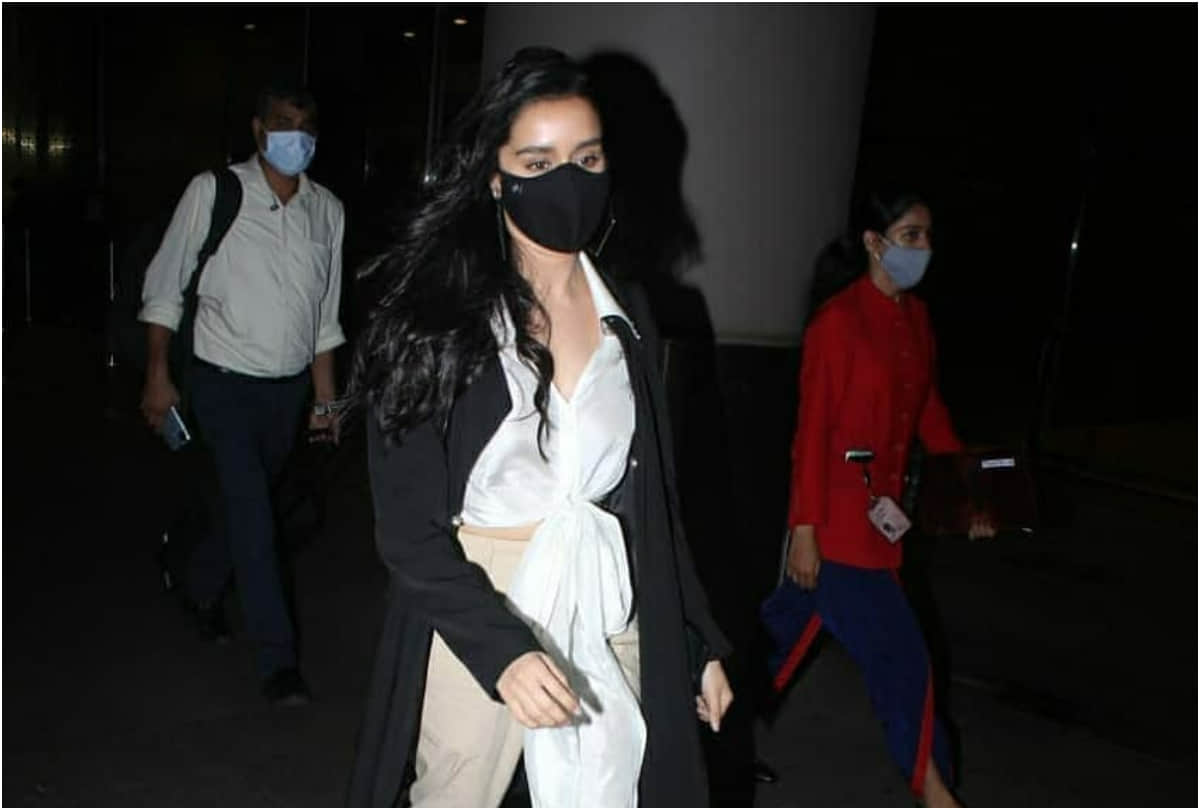 shraddha kapoor enter airport in stylish look wear black long shirt with front knot top