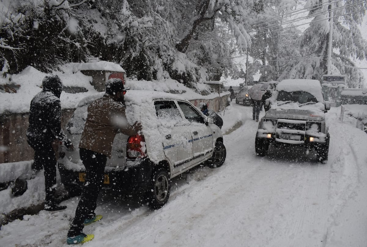 Himachal pradesh receives heavy snowfall, 267 roads including three NHs closed, 400 buses stranded, tourists cheering in snow