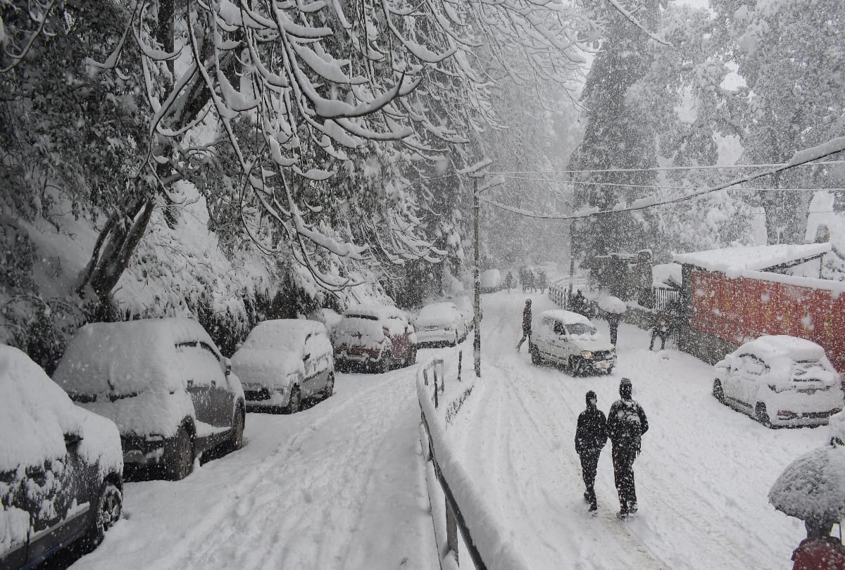 Himachal pradesh receives heavy snowfall, 267 roads including three NHs closed, 400 buses stranded, tourists cheering in snow