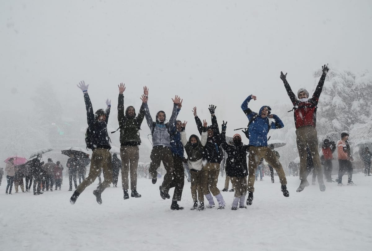 Himachal pradesh receives heavy snowfall, 267 roads including three NHs closed, 400 buses stranded, tourists cheering in snow