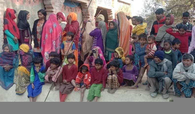 The elderly sleeping outside the house was strangled to death
