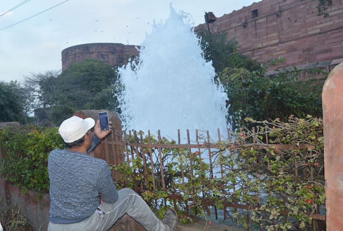 water pipeline damaged near Agra Fort