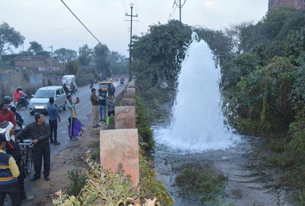 water pipeline damaged near Agra Fort