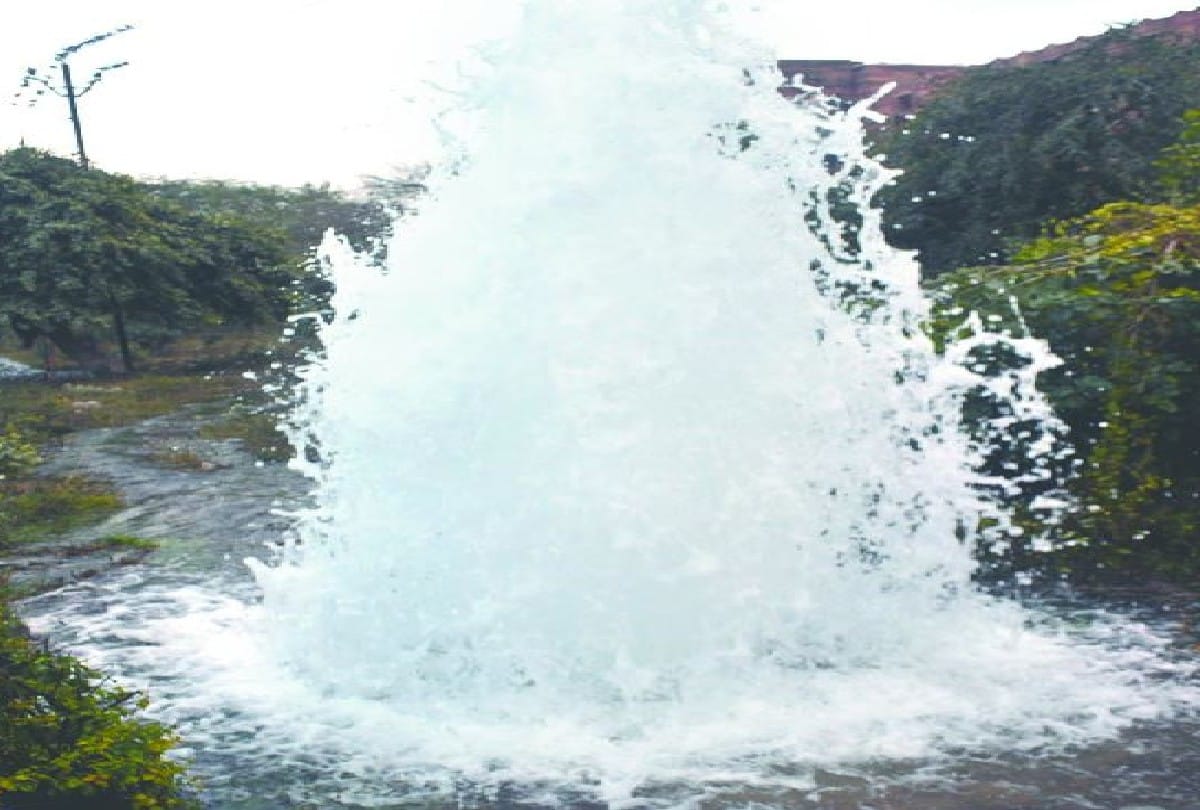 water pipeline damaged near Agra Fort