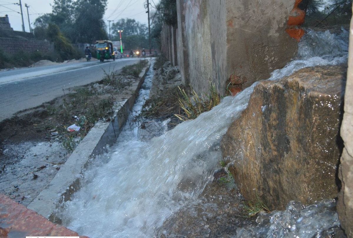 water pipeline damaged near Agra Fort