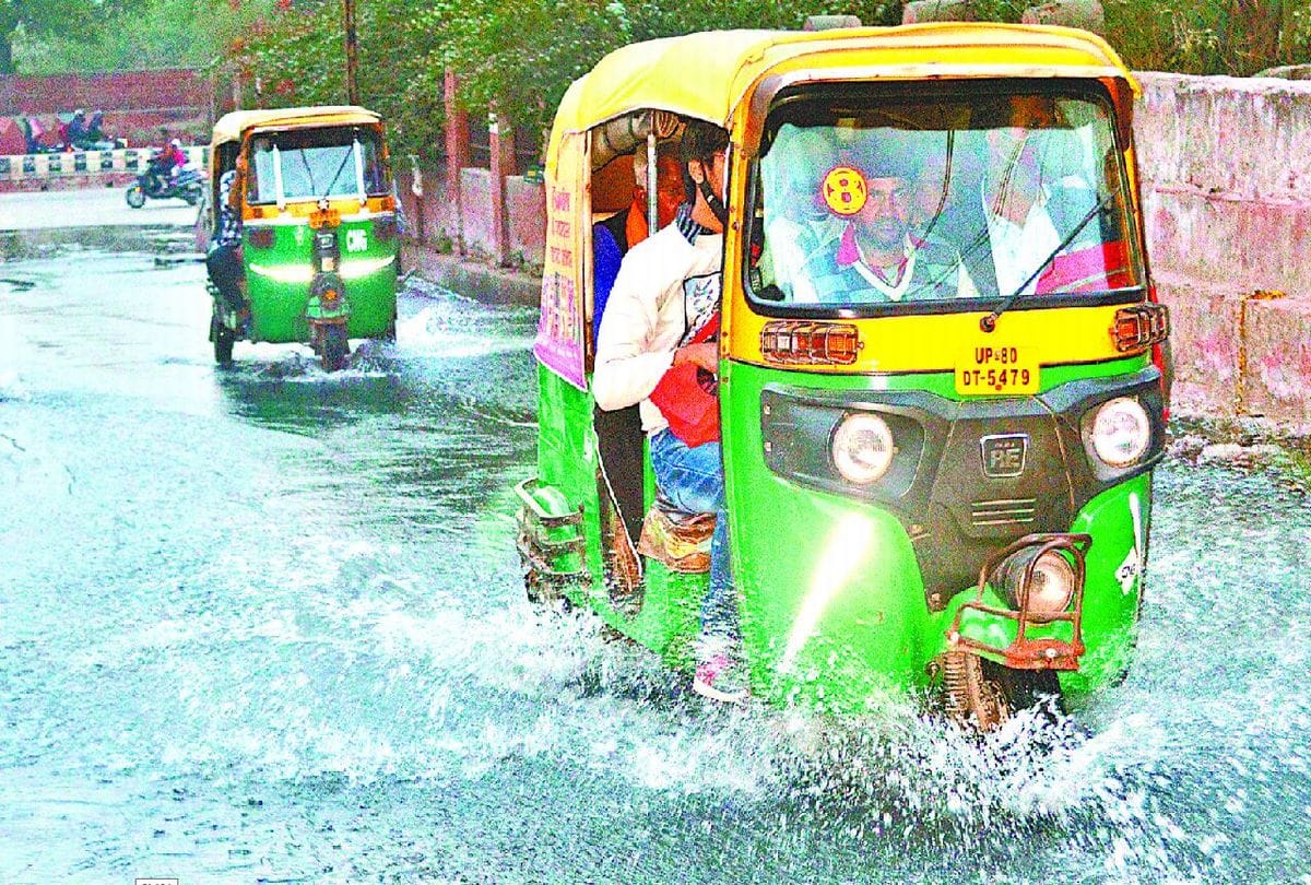 water pipeline damaged near Agra Fort