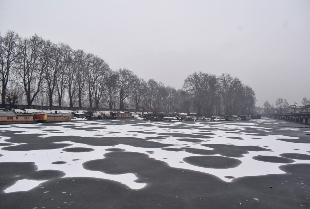 Weather Jammu Kashmir Air traffic affected on second day due to snow