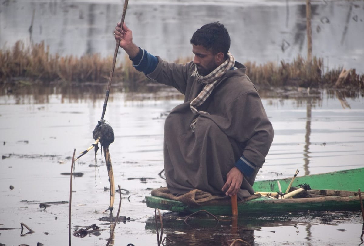 Weather Jammu Kashmir Air traffic affected on second day due to snow