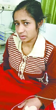 Mobile phone looted by snatching the neck of a female soldier's relative