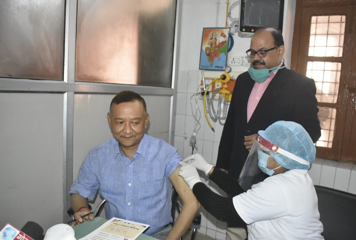 Second phase Corona vaccination started in Gorakhpur from front line workers vaccination