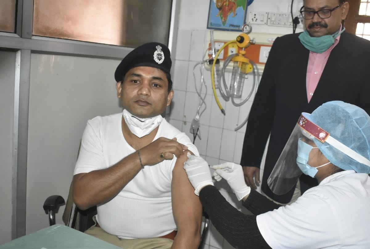 Second phase Corona vaccination started in Gorakhpur from front line workers vaccination