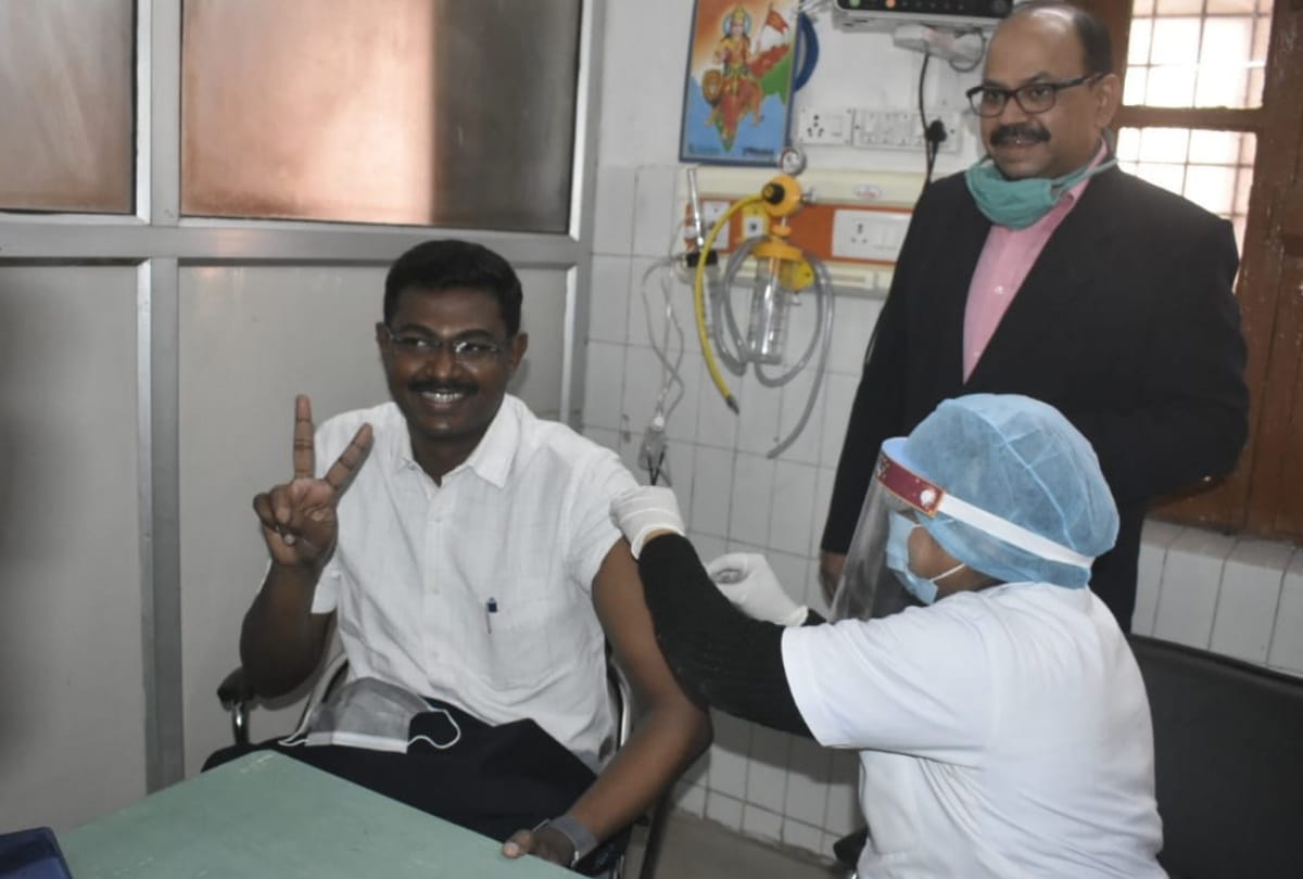 Second phase Corona vaccination started in Gorakhpur from front line workers vaccination