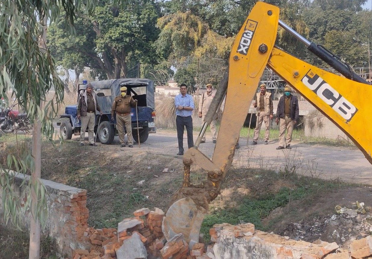 Hathras: Illegal possession demolished in Garhi Tamna