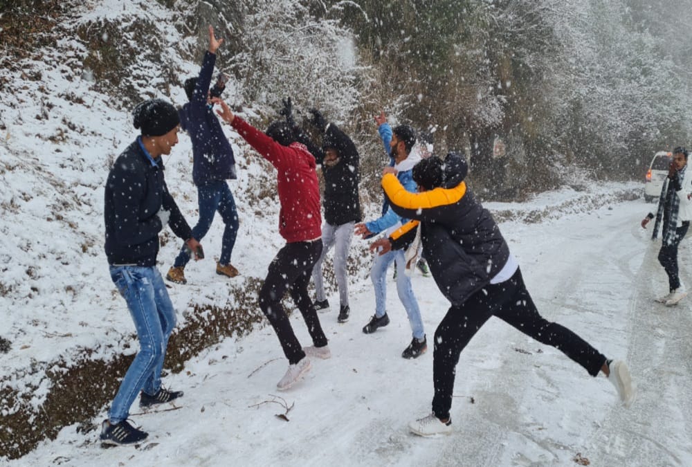 Uttarakhand weather Snowfall News update Today: 2021 First Snowfall in Mussoorie and munsiyari