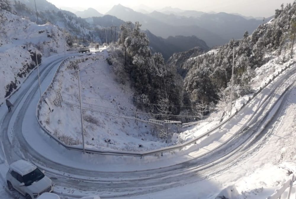 Uttarakhand weather Snowfall News update Today: 2021 First Snowfall in Mussoorie and munsiyari