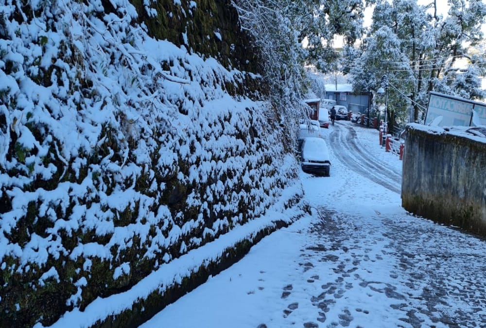 Uttarakhand weather Snowfall News update Today: 2021 First Snowfall in Mussoorie and munsiyari