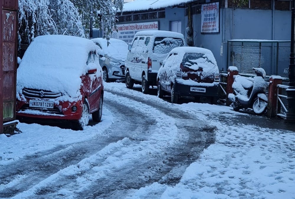 Uttarakhand weather Snowfall News update Today: 2021 First Snowfall in Mussoorie and munsiyari