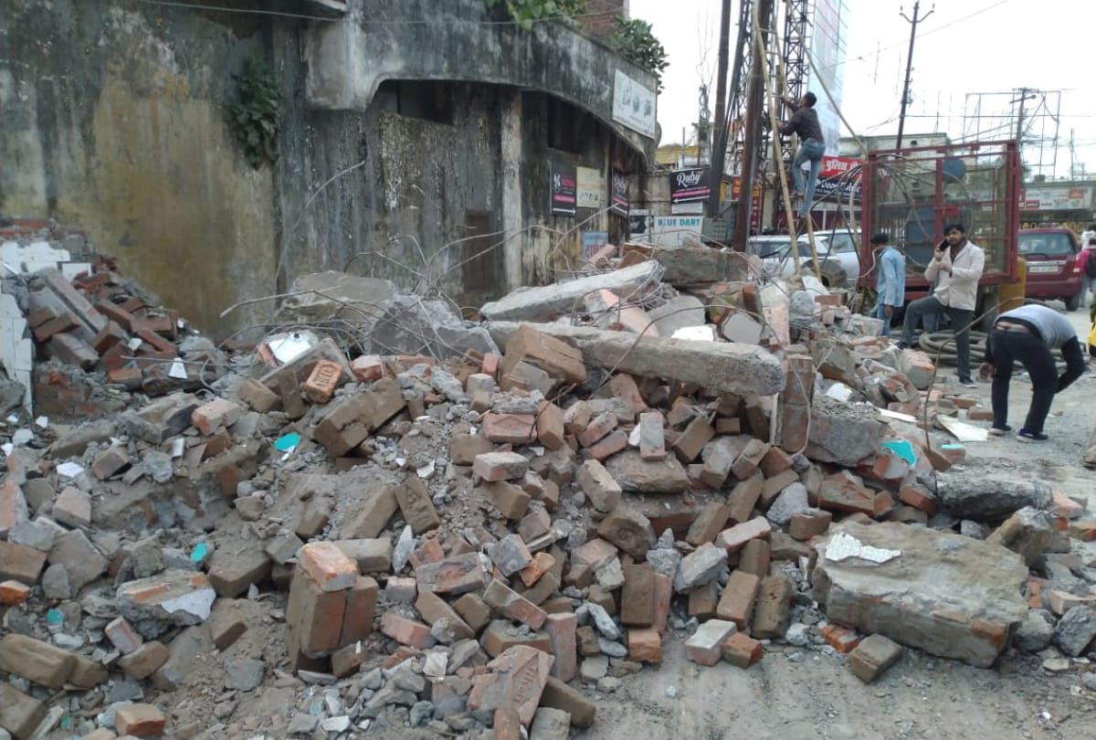 Municipal Corporation demolished public toilet due to Traffic restriction in Golghar gorakhpur