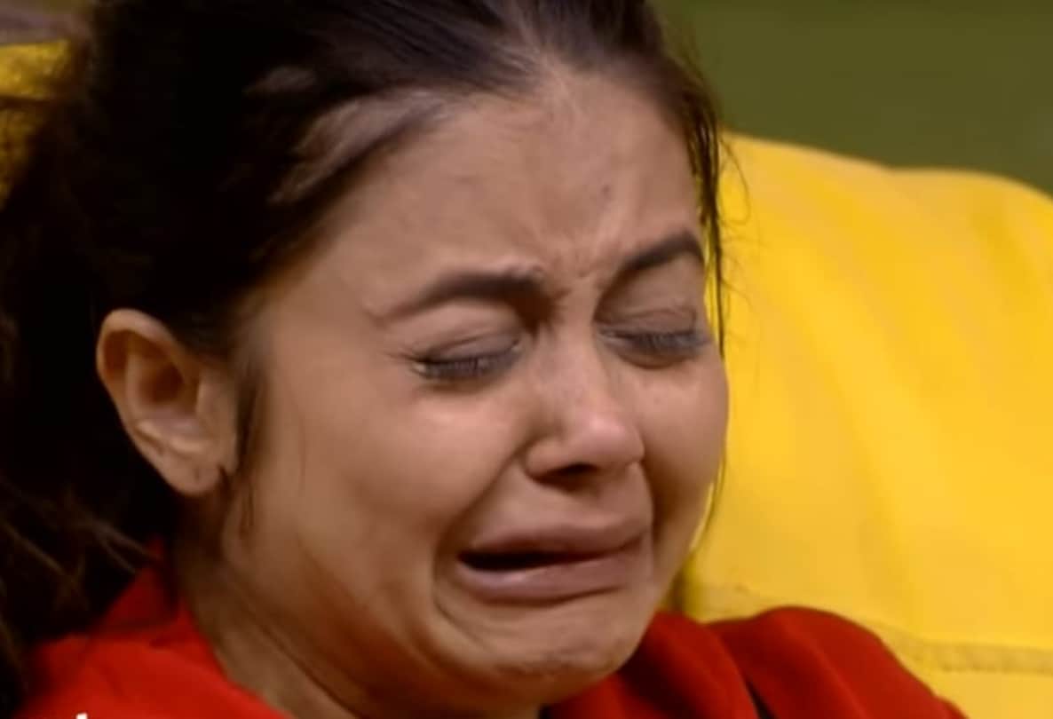 big boss 14 contestants devoleena bhattacharjee cries by remembering her father