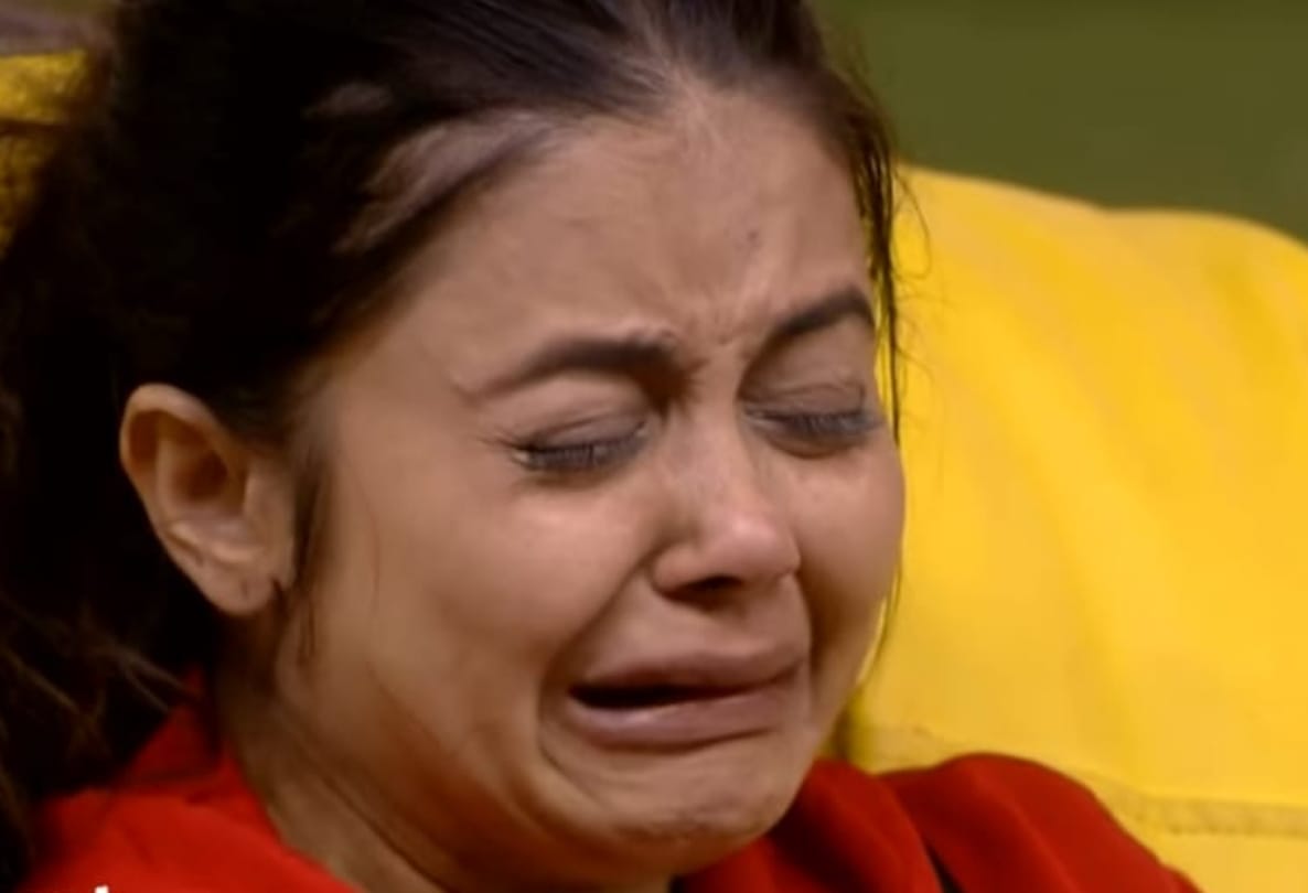 big boss 14 contestants devoleena bhattacharjee cries by remembering her father
