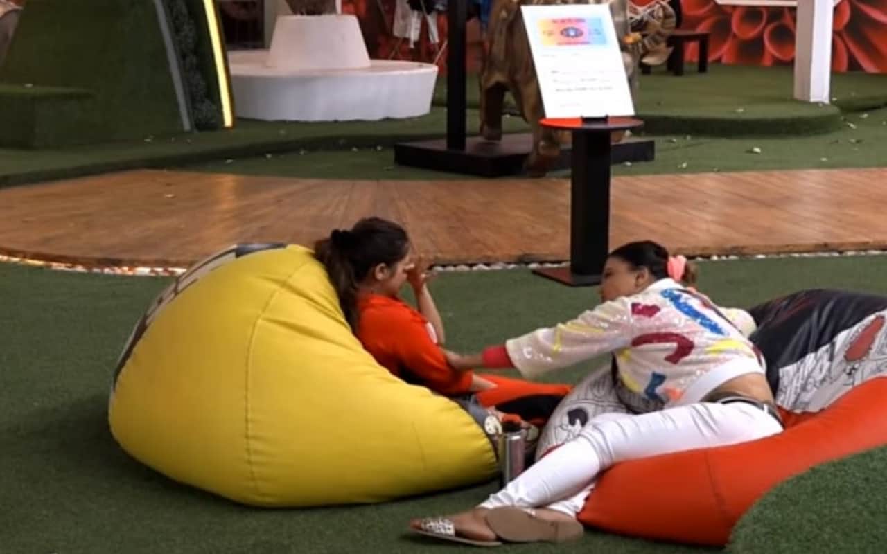 big boss 14 contestants devoleena bhattacharjee cries by remembering her father