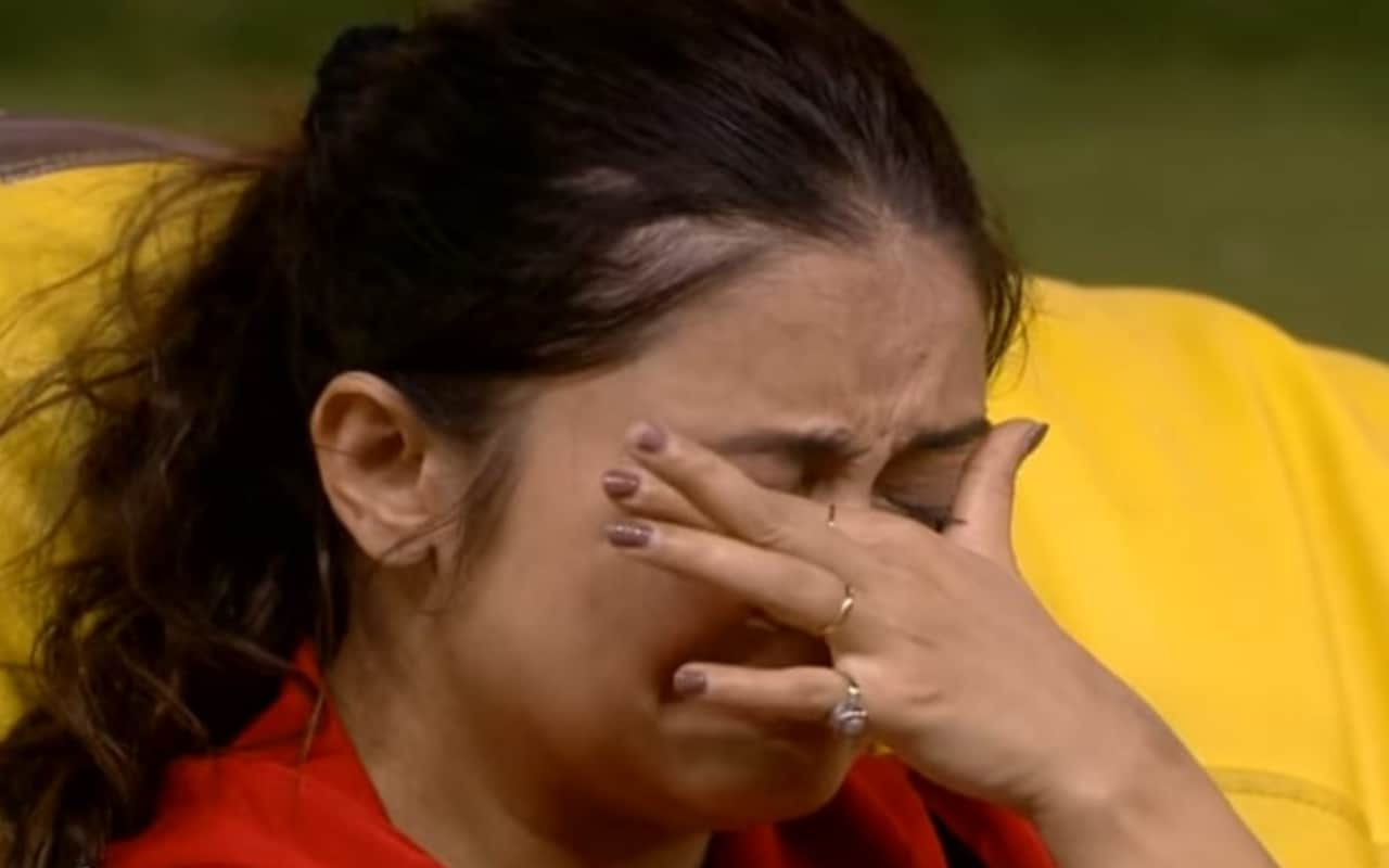 big boss 14 contestants devoleena bhattacharjee cries by remembering her father