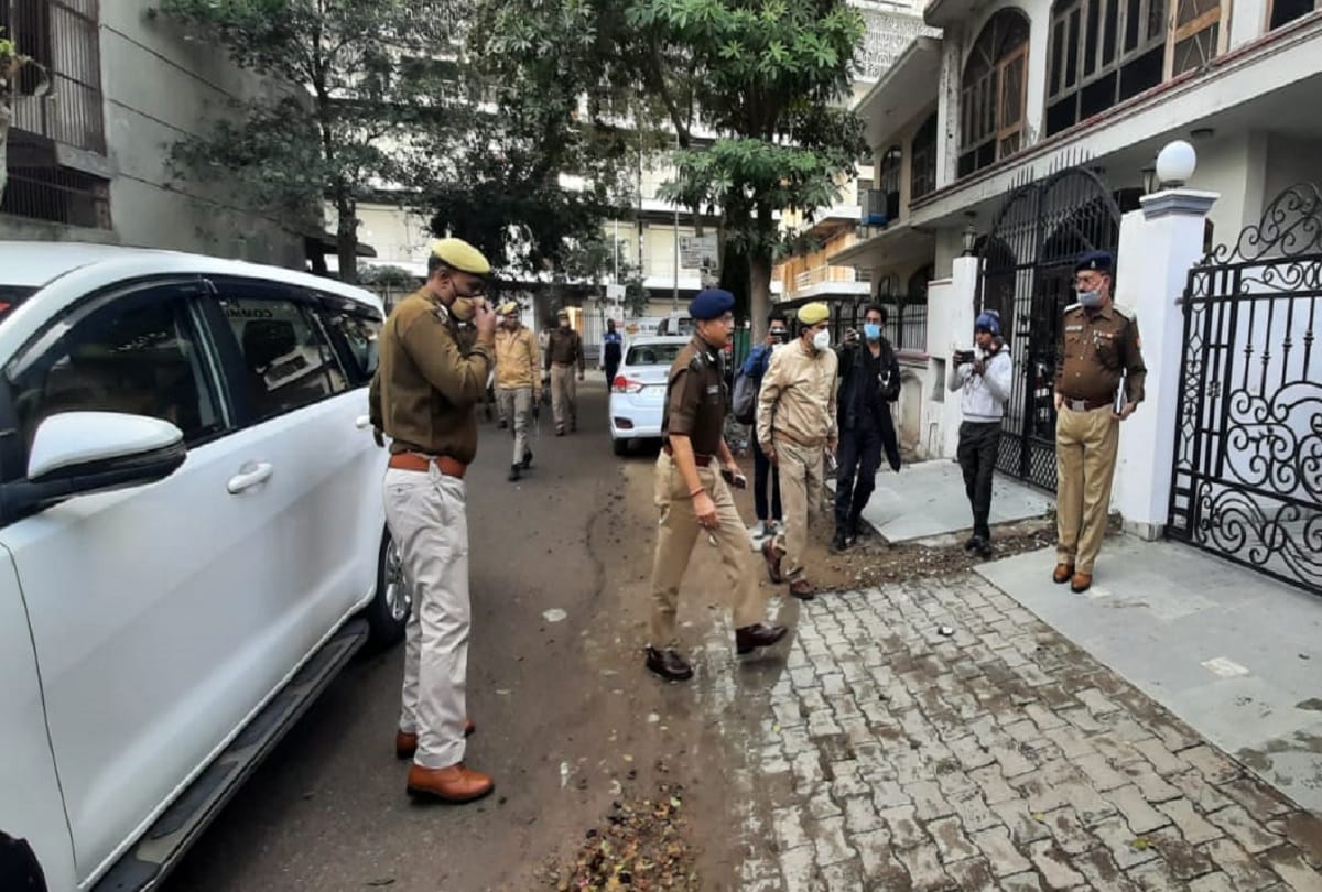 miscreants looted old couple in Greater Noida after killing them