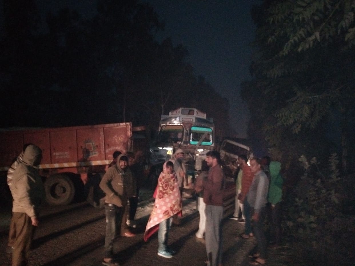 Trolley and two trucks collided, truck driver trapped in cabin for 2 hours
