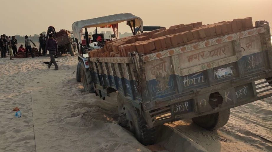danger,pipa pul,fathepur news,overload,tractors