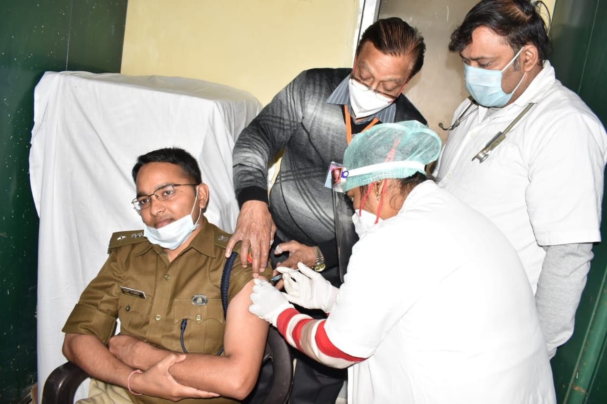Hathras: SP and ASP inspire policemen by getting vaccine