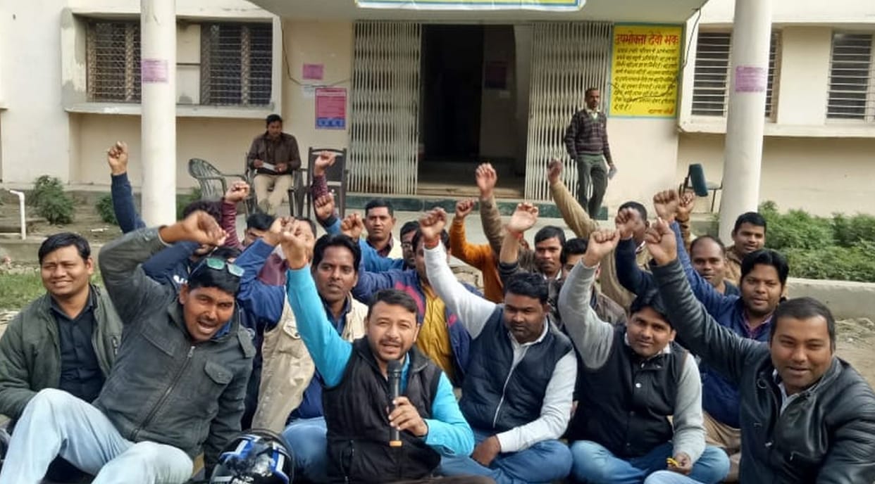 Electricity workers demonstrated for two hours