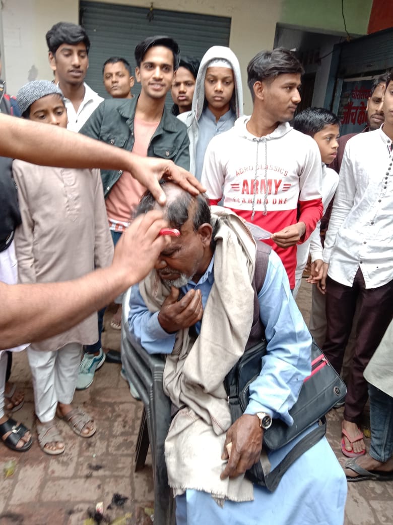 The change of identity was asking for donations for the mosque, the villagers grabbed and twisted their hair