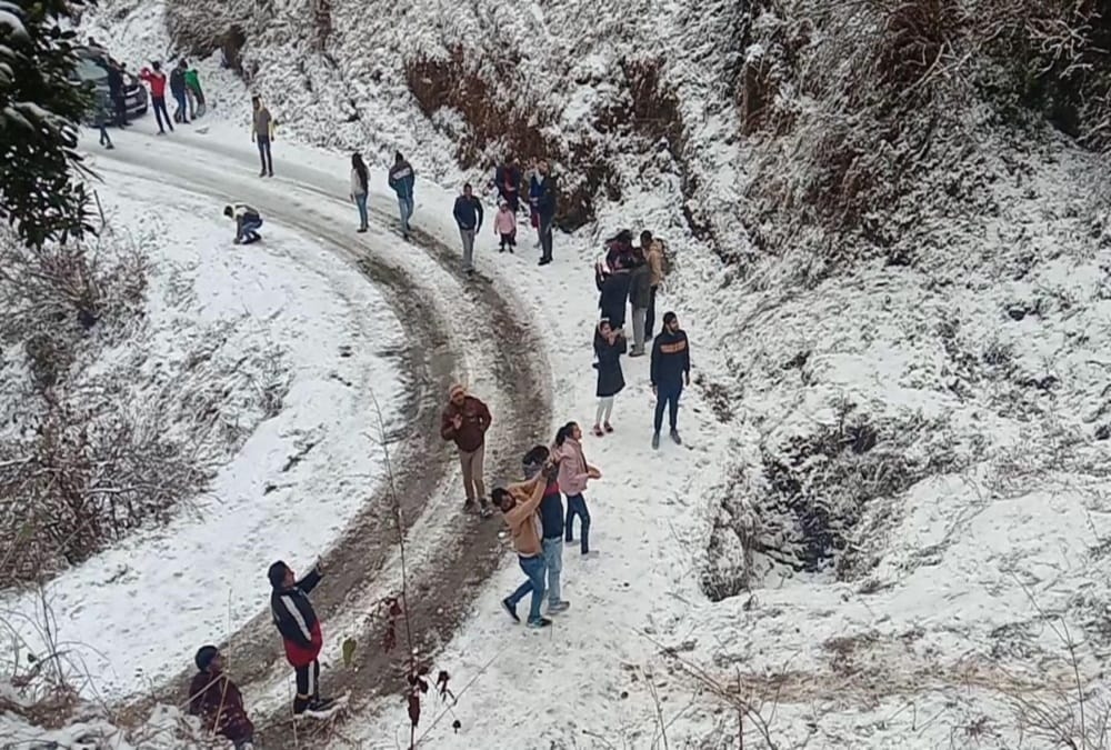 Uttarakhand Snowfall News update Today: Nainital Receives Season First Snowfall and Hailstorm photos