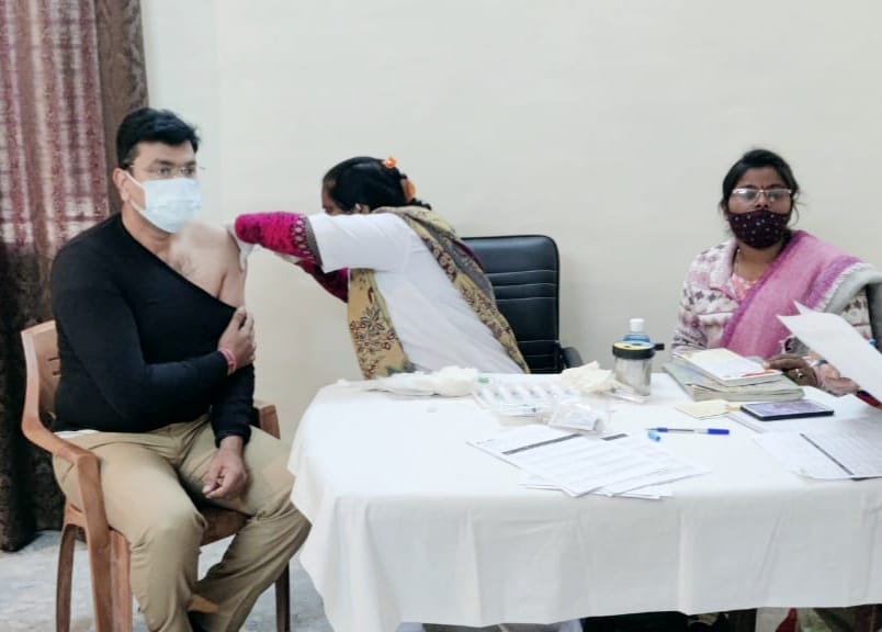 Corona vaccine installed by frontline worker, total 859 vaccinated