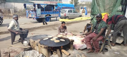 किसानों के लिए भोजन तैयार करने में जुटे कर्मचारी। संवाद