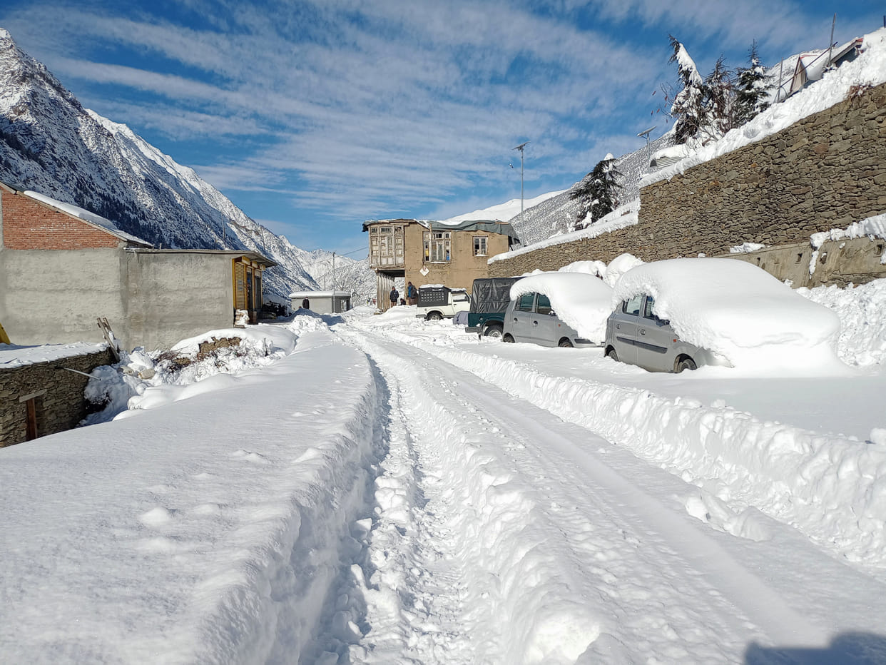 83 roads blocked and electricity supply cut in kullu