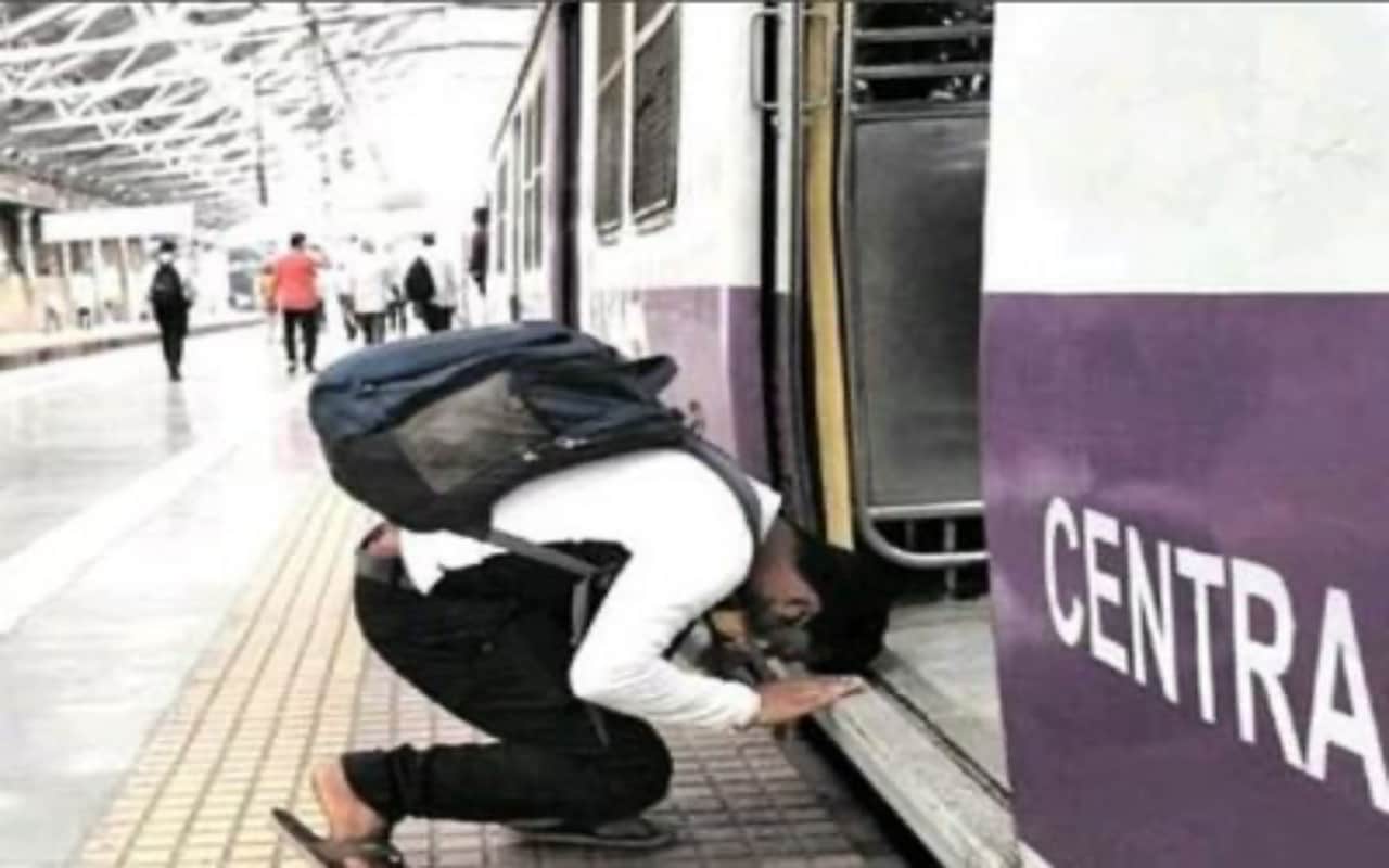 Arjun Kapoor and Malaika Arora Hit Hard by Pic of Man Worshipping Mumbai Local, Ask to 'Check Your Privilege'