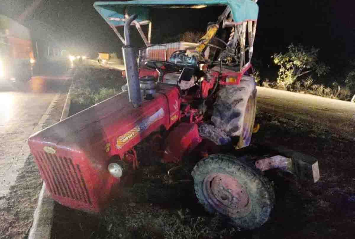 UP: Uncontrollable car collision caused wheel of tractor in Jalaun, two people including driver