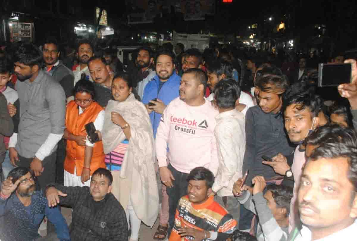 BJP workers surrounded the police station in Kanpur