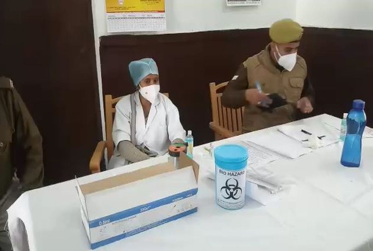 Corona warriors get vaccinated in Agra