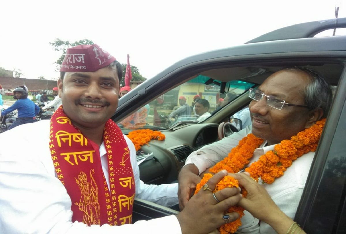 Villagers rushed to Nishaad Party President Sanjay Nishad in Prayagraj, escaped and saved lives